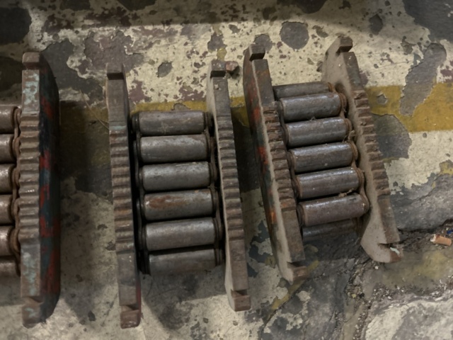 1423607-6 Samling med maskinskridskor, domkrafter och lyftjärn