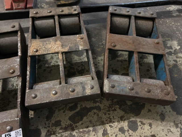 1423607-7 Samling med maskinskridskor, domkrafter och lyftjärn