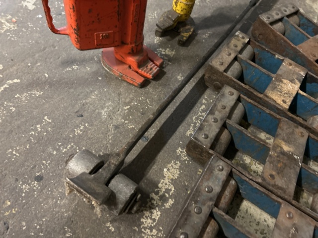 1423607-8 Samling med maskinskridskor, domkrafter och lyftjärn