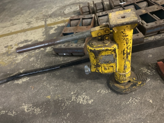 1423607-9 Samling med maskinskridskor, domkrafter och lyftjärn