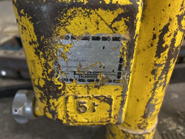 1423607-10 Samling med maskinskridskor, domkrafter och lyftjärn