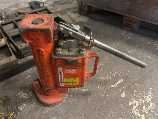 1423607-11 Samling med maskinskridskor, domkrafter och lyftjärn