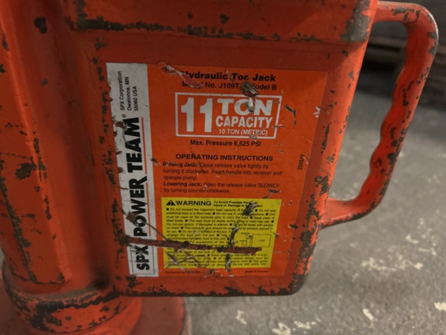 1423607-12 Samling med maskinskridskor, domkrafter och lyftjärn