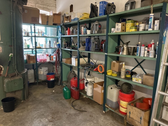 1423608-1 Plåthyllor med innehåll - 5 sektioner