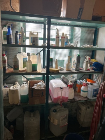 1423608-2 Plåthyllor med innehåll - 5 sektioner