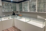 1384569 Samling med exponeringsdiskar och hyllor för butik