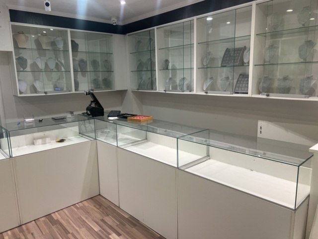 1384569-1 Samling med exponeringsdiskar och hyllor för butik