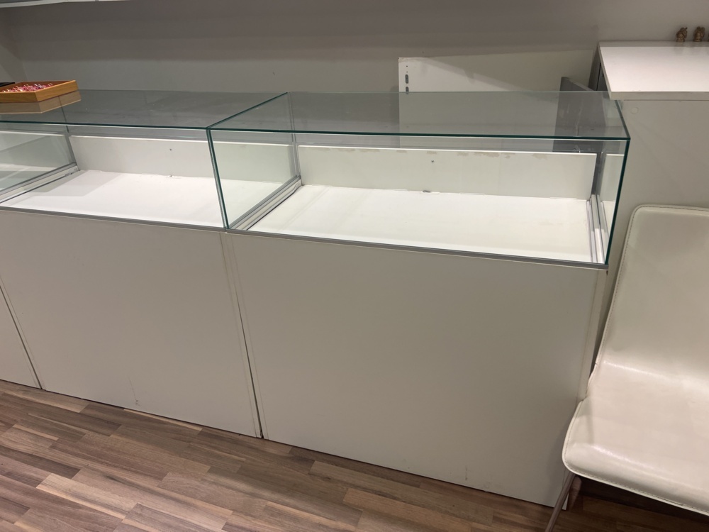 1384569-2 Samling med exponeringsdiskar och hyllor för butik