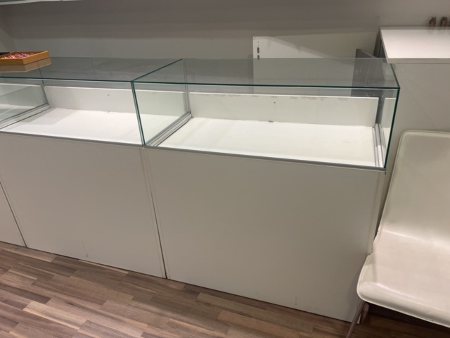 1384569-2 Samling med exponeringsdiskar och hyllor för butik