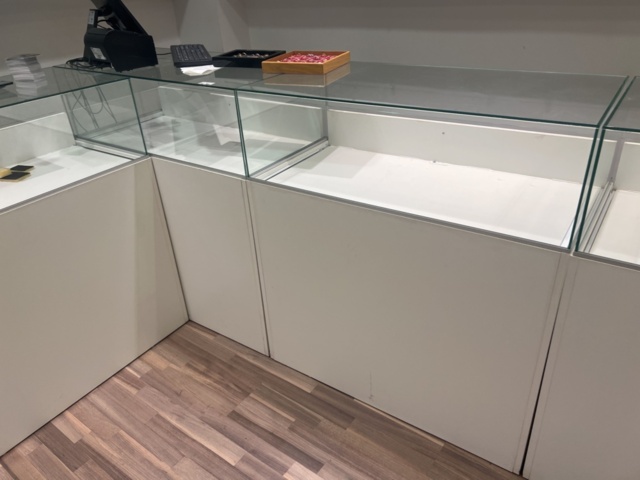 1384569-3 Samling med exponeringsdiskar och hyllor för butik