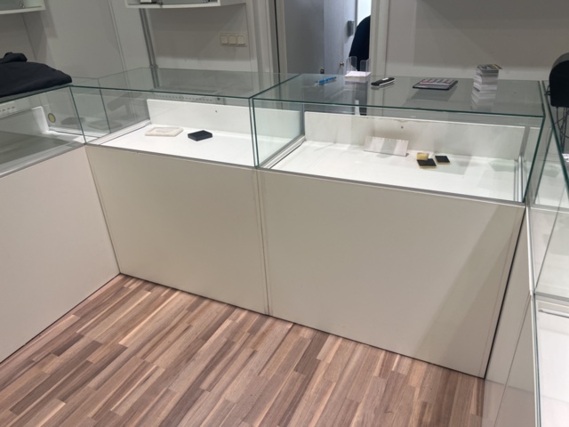 1384569-4 Samling med exponeringsdiskar och hyllor för butik