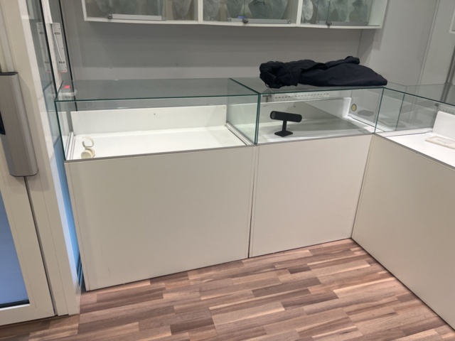 1384569-5 Samling med exponeringsdiskar och hyllor för butik