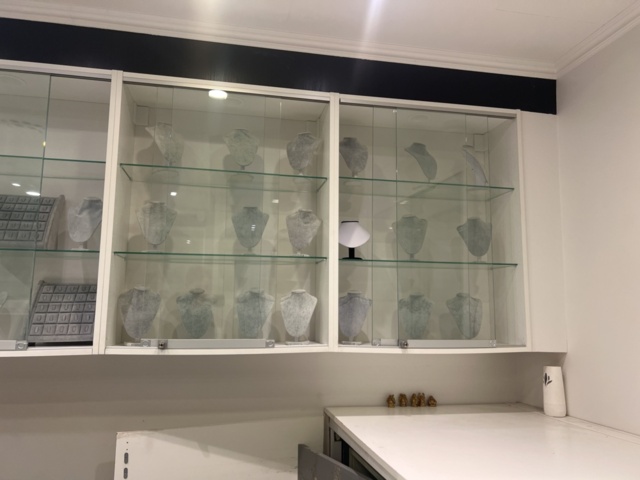 1384569-10 Samling med exponeringsdiskar och hyllor för butik