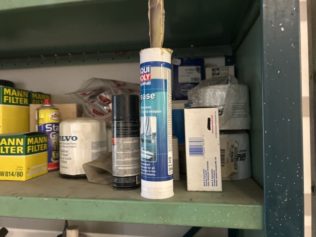 1423608-10 Plåthyllor med innehåll - 5 sektioner