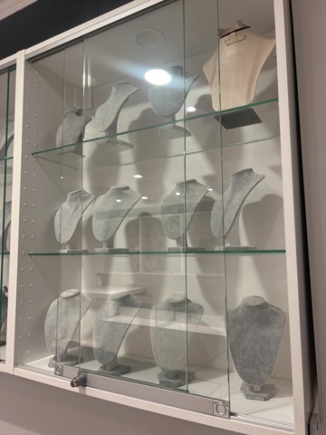 1384569-12 Samling med exponeringsdiskar och hyllor för butik