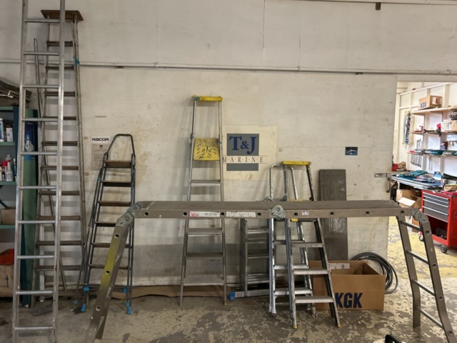 1423609-1 Större samling med diverse stegar