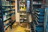 1423614 Lager med hyllor, bänk och innehåll