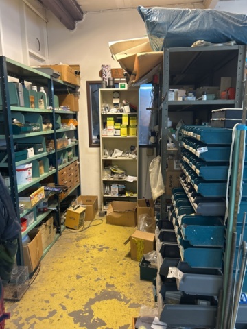 1423614-1 Lager med hyllor, bänk och innehåll