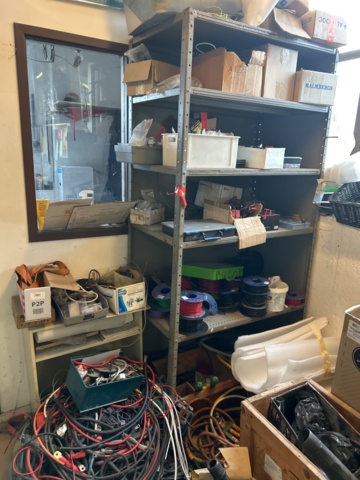 1423614-2 Lager med hyllor, bänk och innehåll