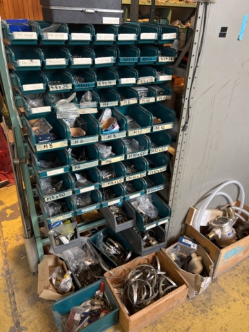 1423614-3 Lager med hyllor, bänk och innehåll