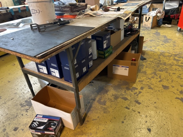 1423614-4 Lager med hyllor, bänk och innehåll