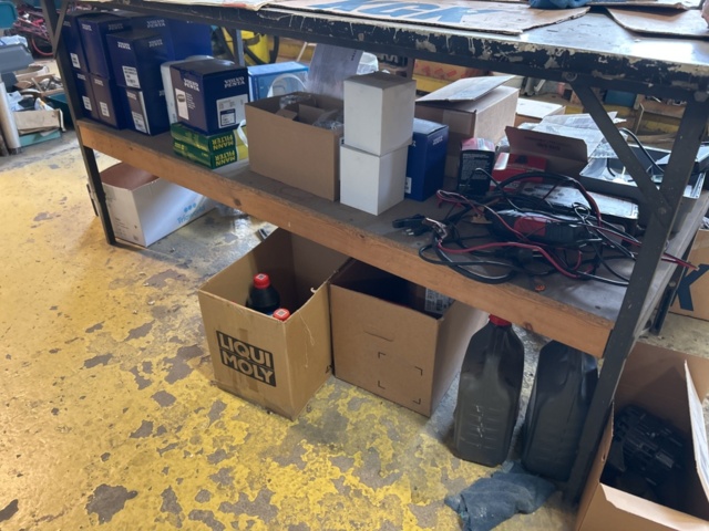 1423614-5 Lager med hyllor, bänk och innehåll