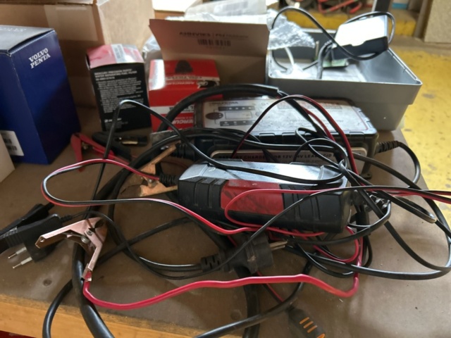 1423614-7 Lager med hyllor, bänk och innehåll