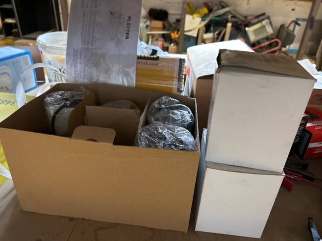 1423614-9 Lager med hyllor, bänk och innehåll