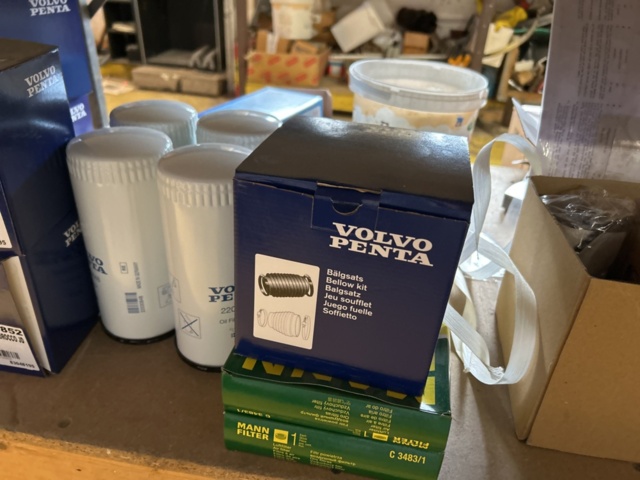 1423614-10 Lager med hyllor, bänk och innehåll