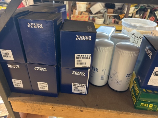 1423614-11 Lager med hyllor, bänk och innehåll