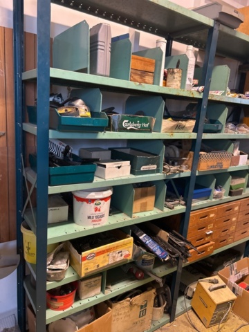 1423614-12 Lager med hyllor, bänk och innehåll