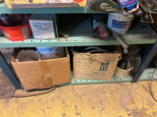 1423614-13 Lager med hyllor, bänk och innehåll