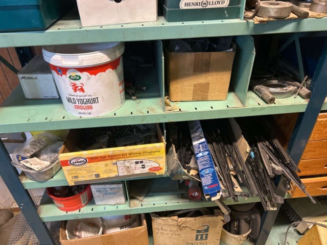 1423614-14 Lager med hyllor, bänk och innehåll