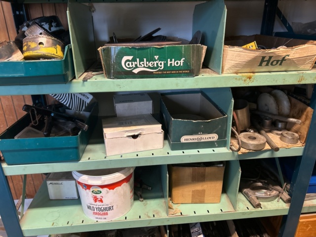 1423614-15 Lager med hyllor, bänk och innehåll