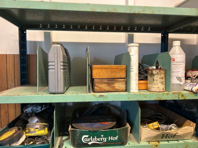 1423614-16 Lager med hyllor, bänk och innehåll