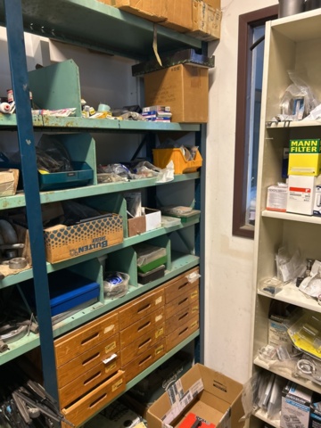 1423614-17 Lager med hyllor, bänk och innehåll