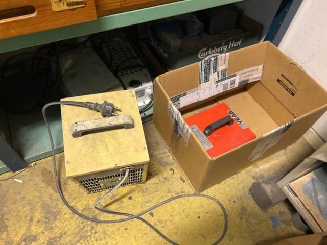 1423614-18 Lager med hyllor, bänk och innehåll