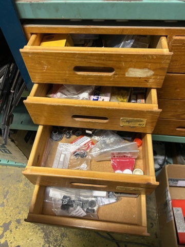 1423614-19 Lager med hyllor, bänk och innehåll