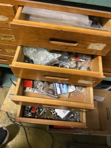 1423614-20 Lager med hyllor, bänk och innehåll