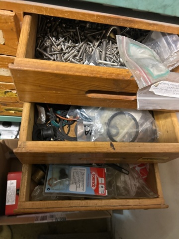 1423614-21 Lager med hyllor, bänk och innehåll