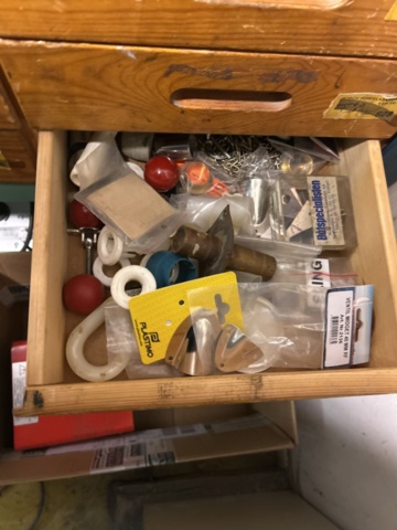 1423614-22 Lager med hyllor, bänk och innehåll