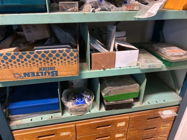 1423614-23 Lager med hyllor, bänk och innehåll