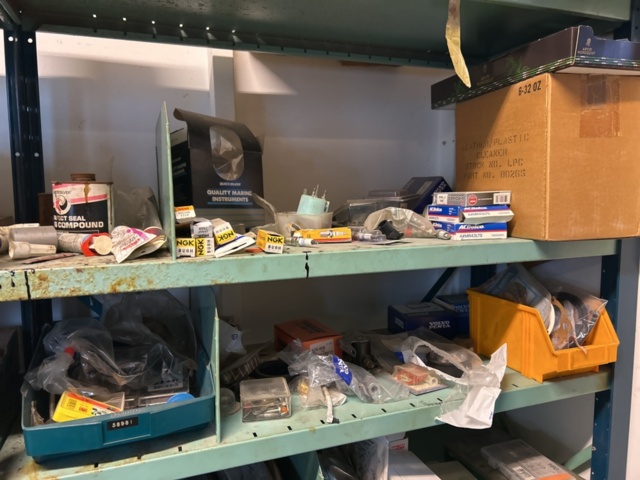 1423614-24 Lager med hyllor, bänk och innehåll