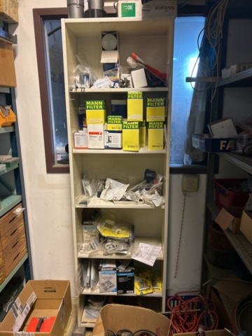 1423614-25 Lager med hyllor, bänk och innehåll