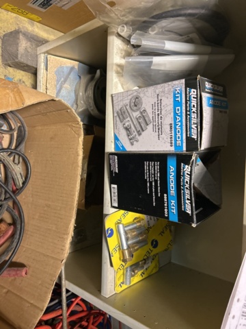 1423614-26 Lager med hyllor, bänk och innehåll