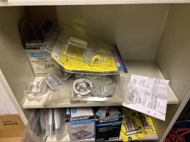 1423614-27 Lager med hyllor, bänk och innehåll