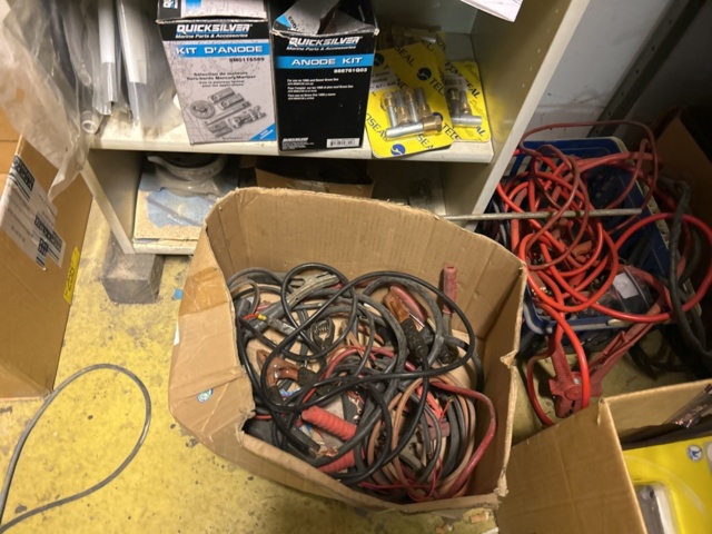 1423614-28 Lager med hyllor, bänk och innehåll