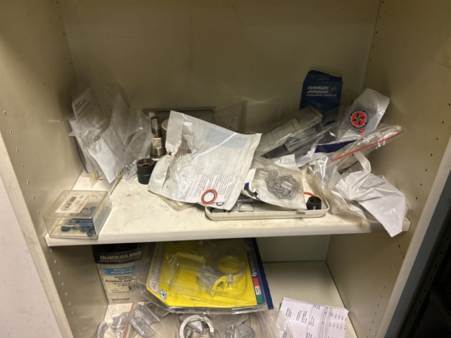 1423614-29 Lager med hyllor, bänk och innehåll