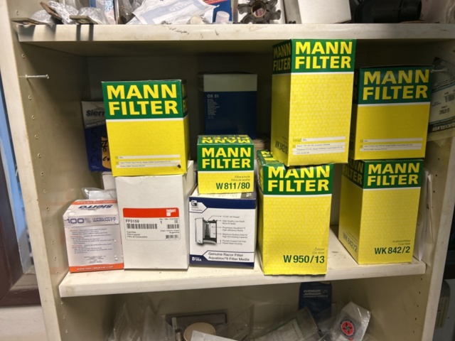 1423614-30 Lager med hyllor, bänk och innehåll