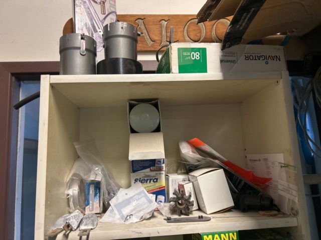 1423614-31 Lager med hyllor, bänk och innehåll